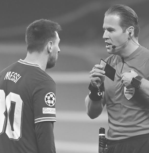 Danny Makkelie die Messi een kaart geeft